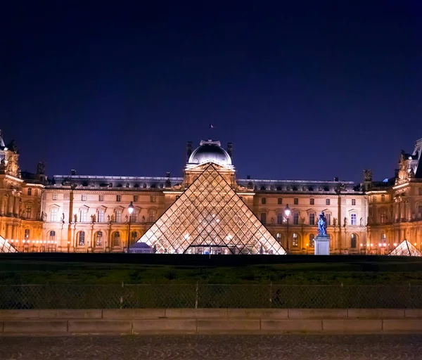 2022年1月24日 1989年に完成した有名な美術館やギャラリーの正面玄関であるルーブル美術館のガラスピラミッド パリの美しい冬の朝 — ストック写真