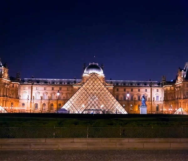 París Francia Ene 2022 Pirámide Vidrio Del Museo Del Louvre —  Fotos de Stock