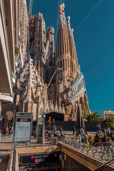 Barcelona Hiszpania Lutego 2022 Widok Sagrada Familia Dużą Niedokończoną Bazylikę — Zdjęcie stockowe