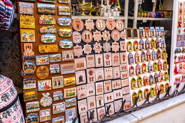 Granada Spain Feb 2022 Decoratieve Souvenirs Accessoires Toeristische Artikelen Verkocht — Stockfoto