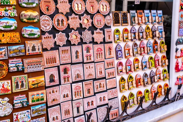 Granada Spain Feb 2022 Decoratieve Souvenirs Accessoires Toeristische Artikelen Verkocht — Stockfoto