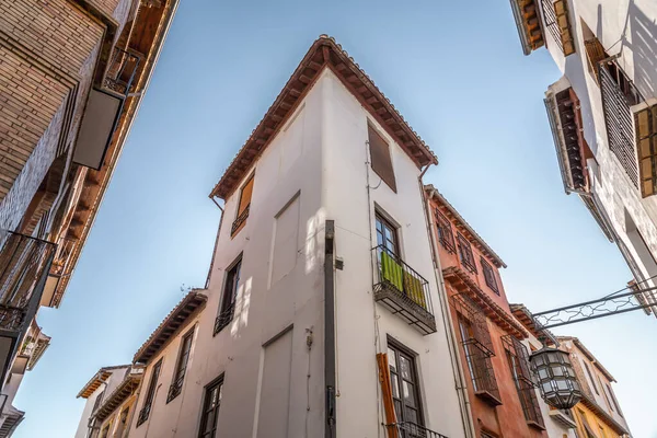 スペインのアンダルシア地方の自治州のグラナダの歴史的都市の一般的な建築と通りの景色 — ストック写真