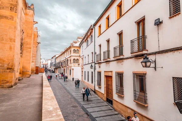 スペイン コルドバ 2022年2月25日 スペイン コルドバの歴史的都市に伝統的なアンダルシア建築とストリートシーン — ストック写真