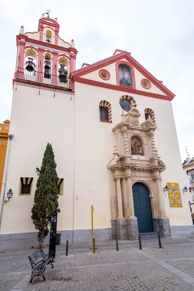 スペイン コルドバ2022年2月25日 スペイン コルドバのトリニティ広場にある聖ヨハネ教会と全聖人教会 — ストック写真