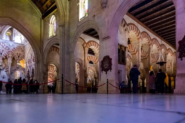 科尔多瓦 西班牙 2022年2月25日 科多巴宏伟清真寺的内景和装饰细节 今天的Mezquita大教堂 西班牙安达卢西亚 — 图库照片