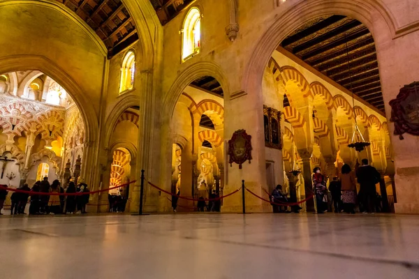 科尔多瓦 西班牙 2022年2月25日 科多巴宏伟清真寺的内景和装饰细节 今天的Mezquita大教堂 西班牙安达卢西亚 — 图库照片