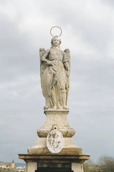 Estátua São Rafael Meio Ponte Romana Puente Romano Córdoba Espanha — Fotografia de Stock