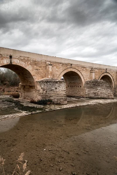 安达卢西亚科尔多瓦Guadalquivir河上的罗马桥或El Puente Romano和Calahorra塔 — 图库照片