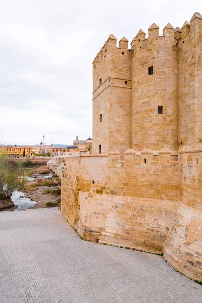 ローマ橋またはEl Puente Romanoと アンダルシア州コルドバのグアダルキビル川のカラホラ塔 — ストック写真