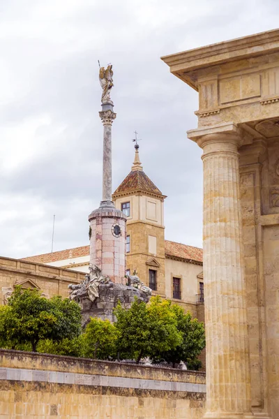 Colonna Statua Commemorativa Del Trionfo San Raffaello Situato Plaza Del — Foto Stock