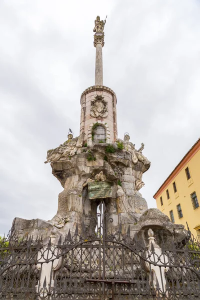 Colonna Statua Commemorativa Del Trionfo San Raffaello Situato Plaza Del — Foto Stock