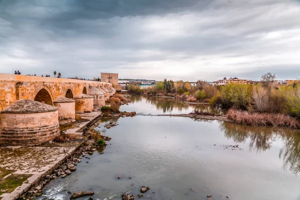 安达卢西亚科尔多瓦Guadalquivir河上的罗马桥或El Puente Romano和Calahorra塔 — 图库照片