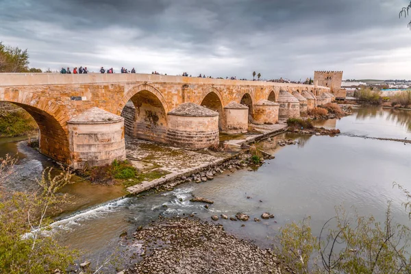 安达卢西亚科尔多瓦Guadalquivir河上的罗马桥或El Puente Romano和Calahorra塔 — 图库照片