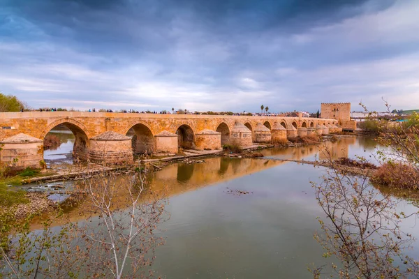 安达卢西亚科尔多瓦Guadalquivir河上的罗马桥或El Puente Romano和Calahorra塔 — 图库照片