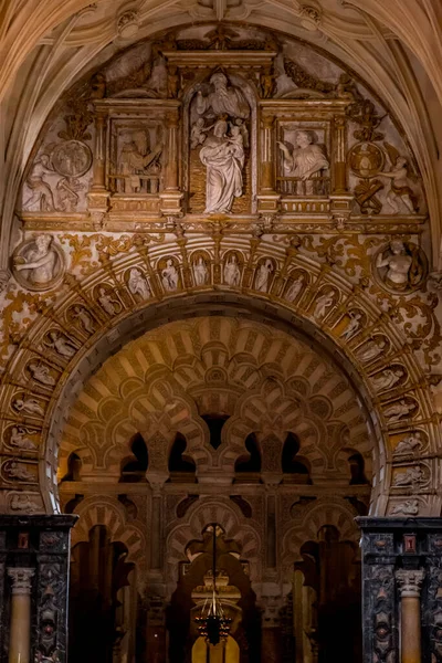コルドバの壮大なモスクからのインテリアビューと装飾的な詳細 現在のスペイン アンダルシア州メスキータ大聖堂 — ストック写真