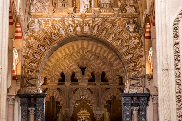 코르도바의 모스크의 경치와 장식적 스페인 루시아에 현재의 대성당 — 스톡 사진