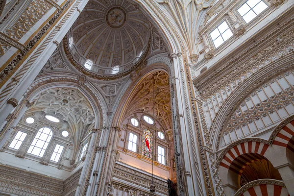 코르도바의 모스크의 경치와 장식적 스페인 루시아에 현재의 대성당 — 스톡 사진