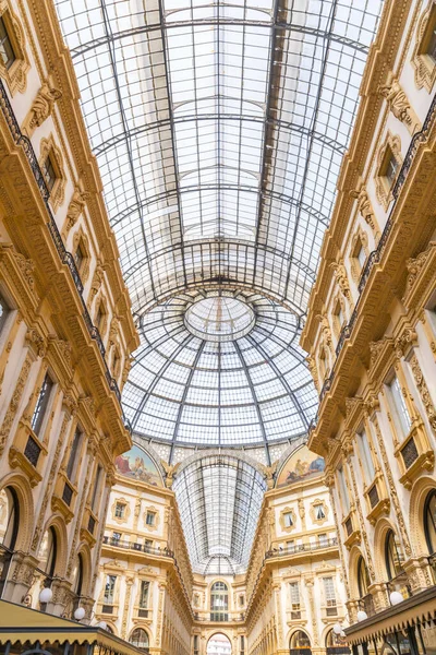 ガレリア ヴィットリオ エマヌエーレ2世 Vittorio Emanele イタリア最古のアクティブなショッピングギャラリーであり ミラノの主要なランドマークです イタリアの初代国王にちなんで名付けられた — ストック写真
