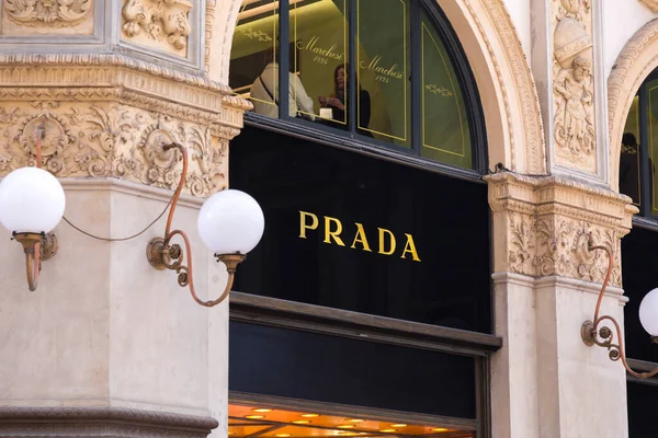 Milaan Italië Maart 2022 Bordbord Van Prada Het Beroemde Franse — Stockfoto
