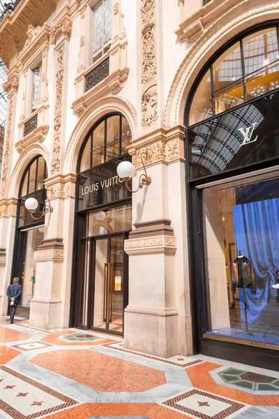 Милан Италия Марта 2022 Года Вывеска Магазина Louis Vuitton Известного — стоковое фото