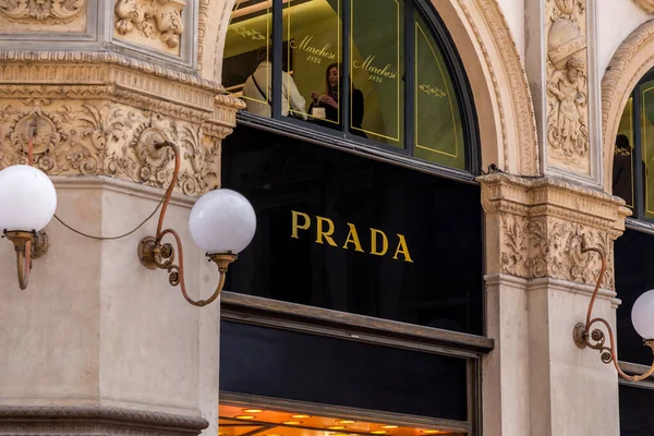 Milaan Italië Maart 2022 Bordbord Van Prada Het Beroemde Franse — Stockfoto