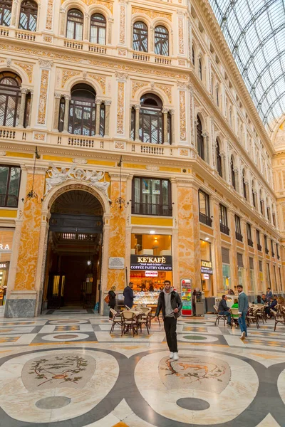 意大利那不勒斯 2022年4月8日 意大利那不勒斯公共购物中心Galleria Umberto I的内景 建于1887年至1890年 — 图库照片