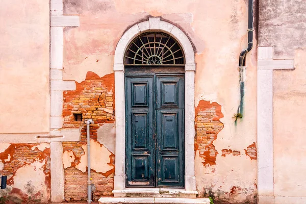 Παλιά Και Όμορφη Πόρτα Περίτεχνη Κλασική Αρχιτεκτονική Λεπτομέρεια — Φωτογραφία Αρχείου