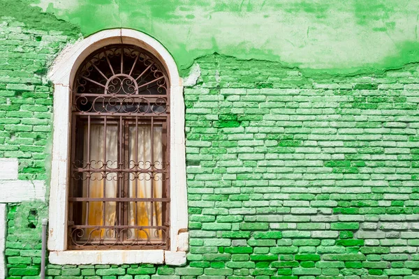 Άθλιο Παράθυρο Και Πράσινο Τούβλο Τοίχο Grunge Υφή Φόντο Αρχιτεκτονική — Φωτογραφία Αρχείου