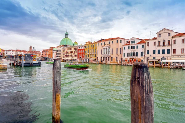 Βενετία Ιταλία Απριλίου 2022 Όμορφα Κανάλια Και Παραδοσιακά Βενετσιάνικα Κτίρια — Φωτογραφία Αρχείου