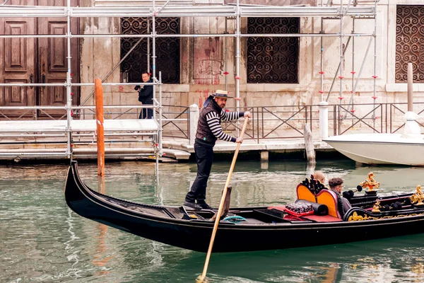 Veneza Itália Abril 2022 Gôndolas Nos Antigos Canais Veneza Veneto — Fotografia de Stock