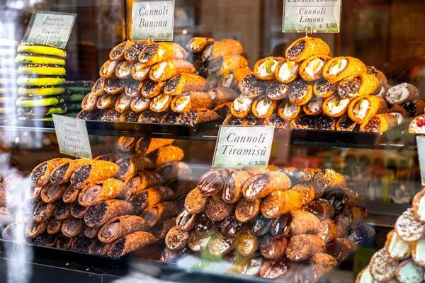 Veneza Itália Abril 2022 Pilhas Tradicionais Sobremesas Venezianas Com Etiquetas — Fotografia de Stock