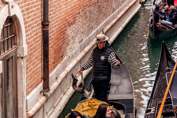 Veneza Itália Abril 2022 Gôndolas Nos Antigos Canais Veneza Veneto — Fotografia de Stock