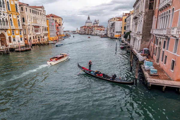 ヴェネツィア イタリア 2022年4月2日 ヴェネツィア ヴェネト イタリアの古代運河上のゴンドラ — ストック写真