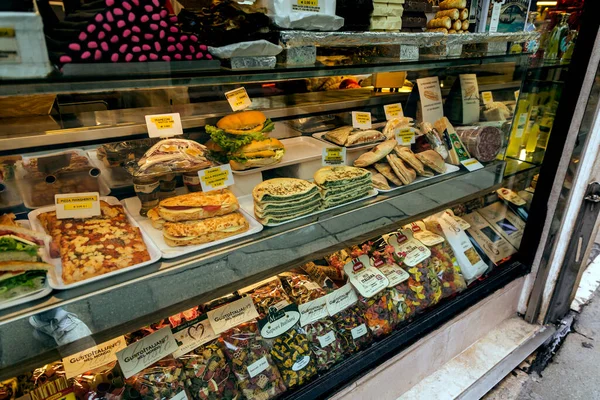 Venetië Italië April 2022 Traditionele Italiaanse Gerechten Snacks Tentoongesteld Een — Stockfoto