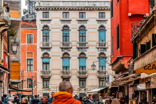 ヴェネツィア イタリア 2022年4月2日 ヴェネツィアの典型的な建築とイタリアからの通りの景色 — ストック写真