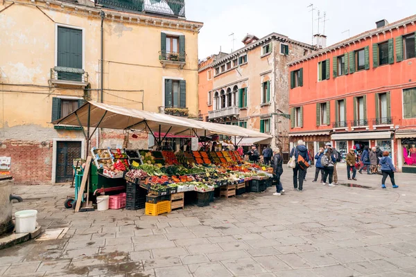 Venice Italy April 2022 People Buying Fresh Fruits Vegetables Local — ストック写真