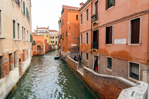 ヴェネツィア イタリア 2022年4月2日 ヴェネツィア ヴェネト イタリア北東部の美しい運河と伝統的なヴェネツィアの建物 — ストック写真
