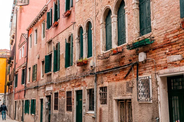 ヴェネツィア イタリア 2022年4月2日 ヴェネツィアの典型的な建築とイタリアからの通りの景色 — ストック写真