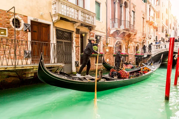 Venise Italie Avril 2022 Gondoles Sur Les Anciens Canaux Venise — Photo