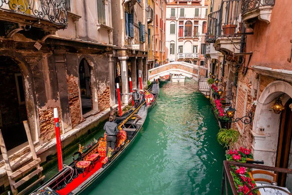 Veneza Itália Abril 2022 Gôndolas Nos Antigos Canais Veneza Veneto — Fotografia de Stock
