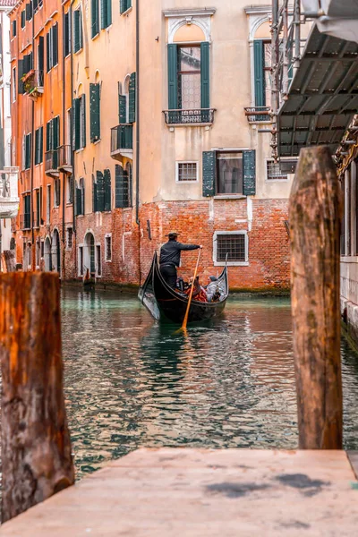이탈리아 베네치아 2022 이탈리아 베네토의 운하에 곤돌라 — 스톡 사진
