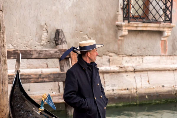 Venice Italy April 2022 Senior Gondolier Traditional Straw Hat Blue — стоковое фото