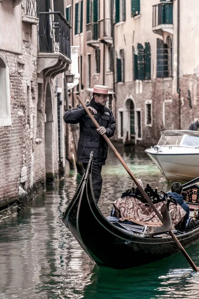 Venetië Italië April 2022 Gondels Aan Oude Kanalen Van Venetië — Stockfoto
