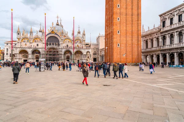 Benátky Itálie Dubna 2022 Historické Památky Lidé Procházky Náměstí Svatého — Stock fotografie