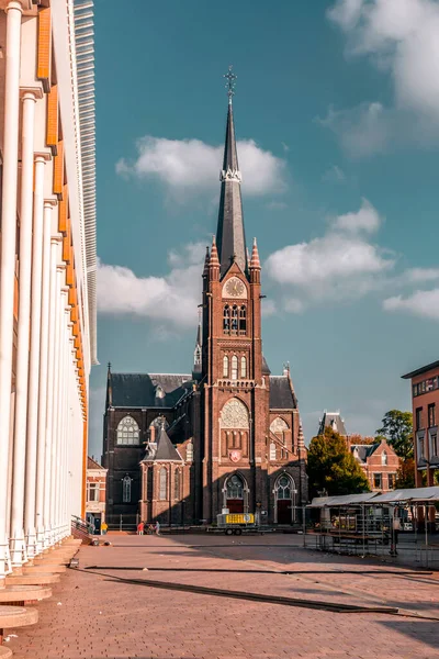 オランダ シーダム2021年10月8日 聖リドイナ大聖堂とロザリオの聖母の外観1878年から1881年にかけて建てられたオランダ シーダムのネオゴシック様式のローマ カトリック教会 — ストック写真