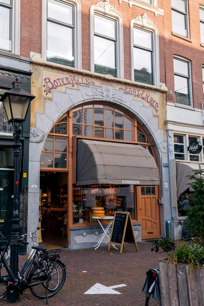 2021年10月8日 荷兰阿姆斯特丹 位于荷兰鹿特丹的一家传统奶酪商店前 — 图库照片