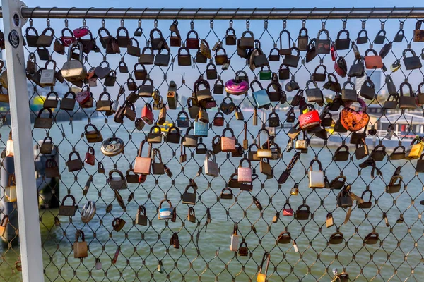 Rotterdam Oct 2021 Fechaduras Amor Ligadas Uma Ponte Sobre Rio — Fotografia de Stock