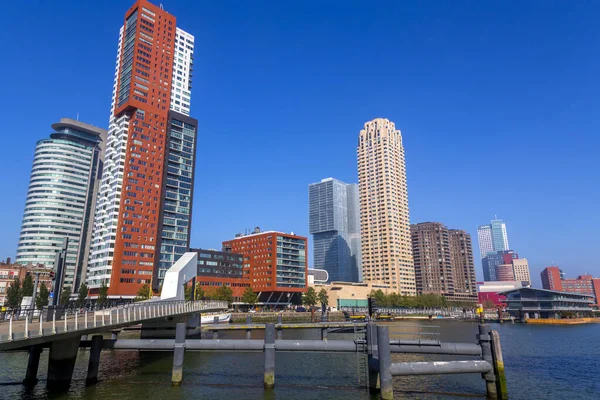 Rotterdam Holanda Outubro 2021 Torres Negócios Modernas Localizadas Torno Margem — Fotografia de Stock