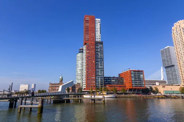 Rotterdam Holanda Outubro 2021 Torres Negócios Modernas Localizadas Torno Margem — Fotografia de Stock