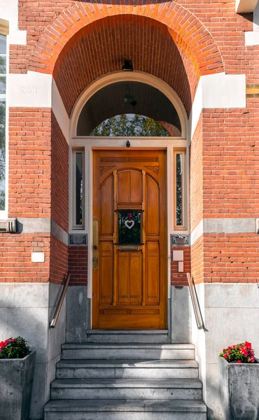 典型的杜奇建筑细节 荷兰鹿特丹的一扇门 — 图库照片